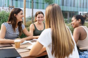 academia-ingles-sabadell-estudiantes-conversando